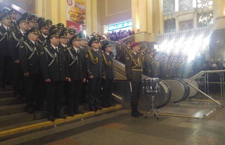 До Дня пам'яті Героїв Крут на залізничному вокзалі у Києві зіграв оркестр Київського гарнізону