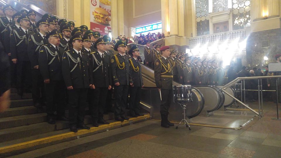До Дня пам'яті Героїв Крут на залізничному вокзалі у Києві зіграв оркестр Київського гарнізону
