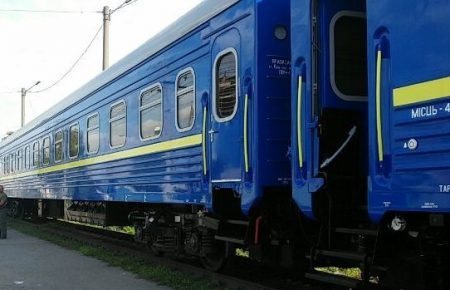 У потязі Укрзалізниці під пасажиром провалилася верхня полиця