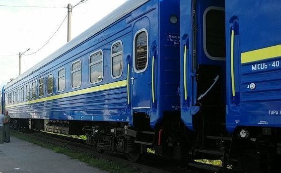 У потязі Укрзалізниці під пасажиром провалилася верхня полиця