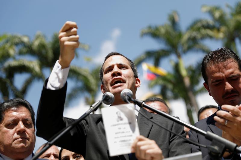 Лідер опозиції Венесуели оголосив себе президентом, його підтримав Трамп