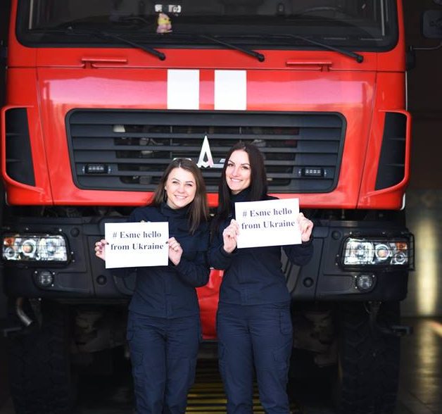 Українські рятувальниці долучилися до флешмобу, аби довести дівчинці з Британії своє існування