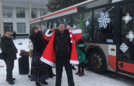 Щедрівки і колядки заради військових. У Полонному на Хмельниччині волонтери організували «Різдвяний автобус»
