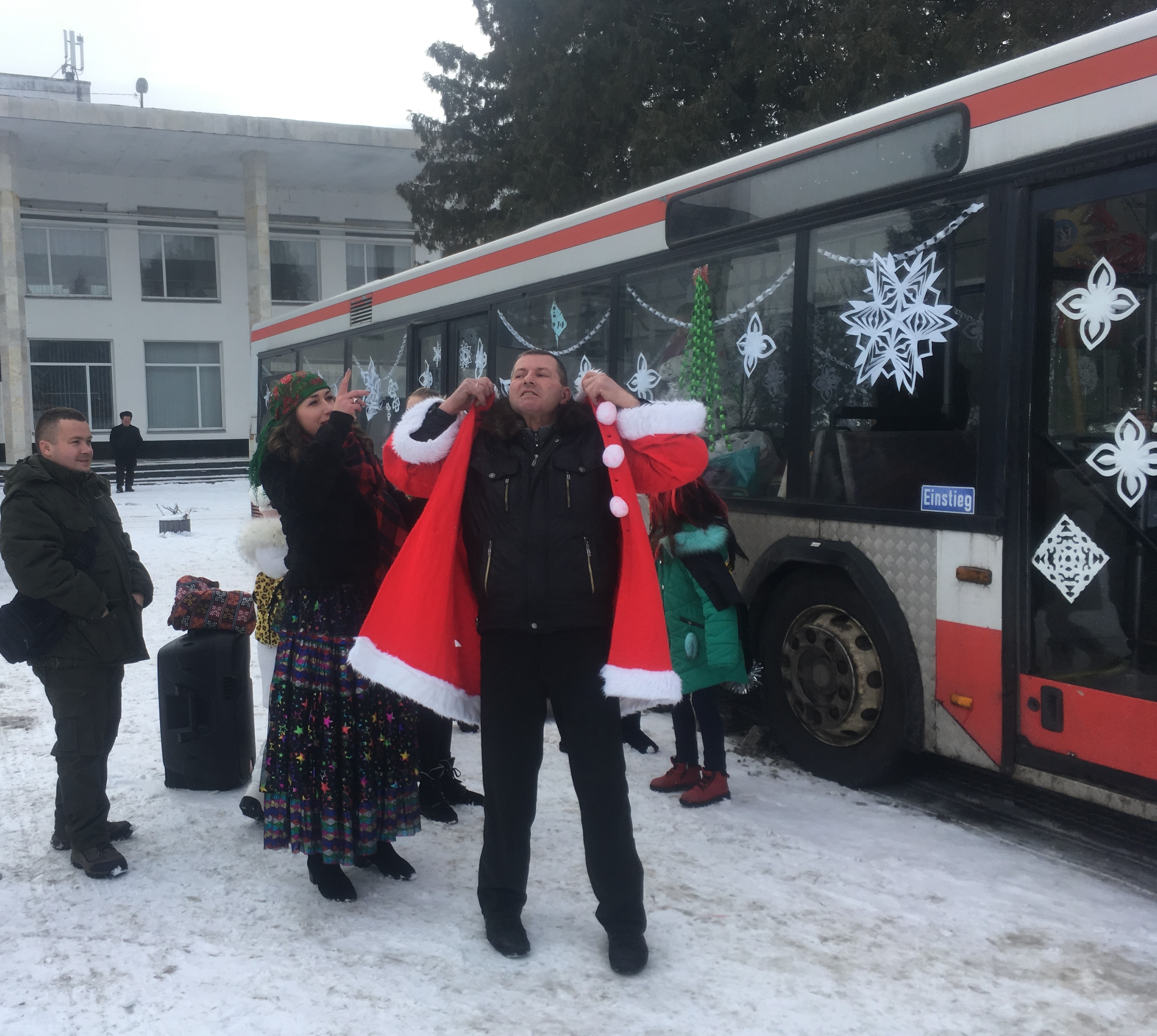 Щедрівки і колядки заради військових. У Полонному на Хмельниччині волонтери організували «Різдвяний автобус»