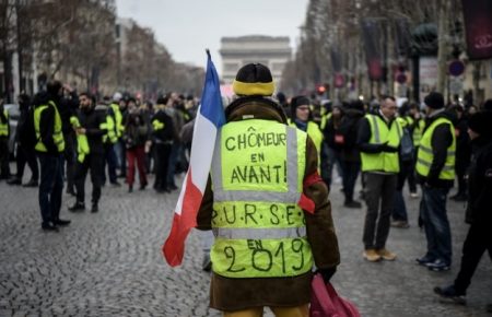 У Франції «жовті жилети» відновили акції протесту — поліція застосувала сльозогінний газ