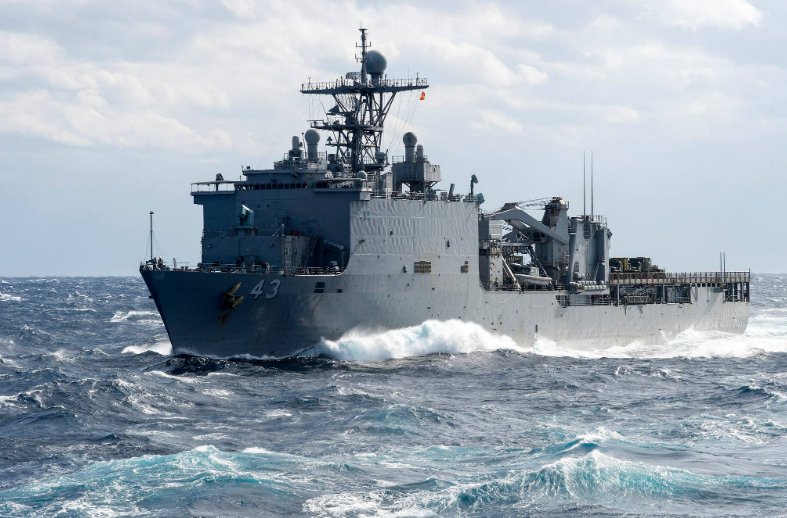 Десантний корабель Військово-морського флоту США прямує у Чорне море
