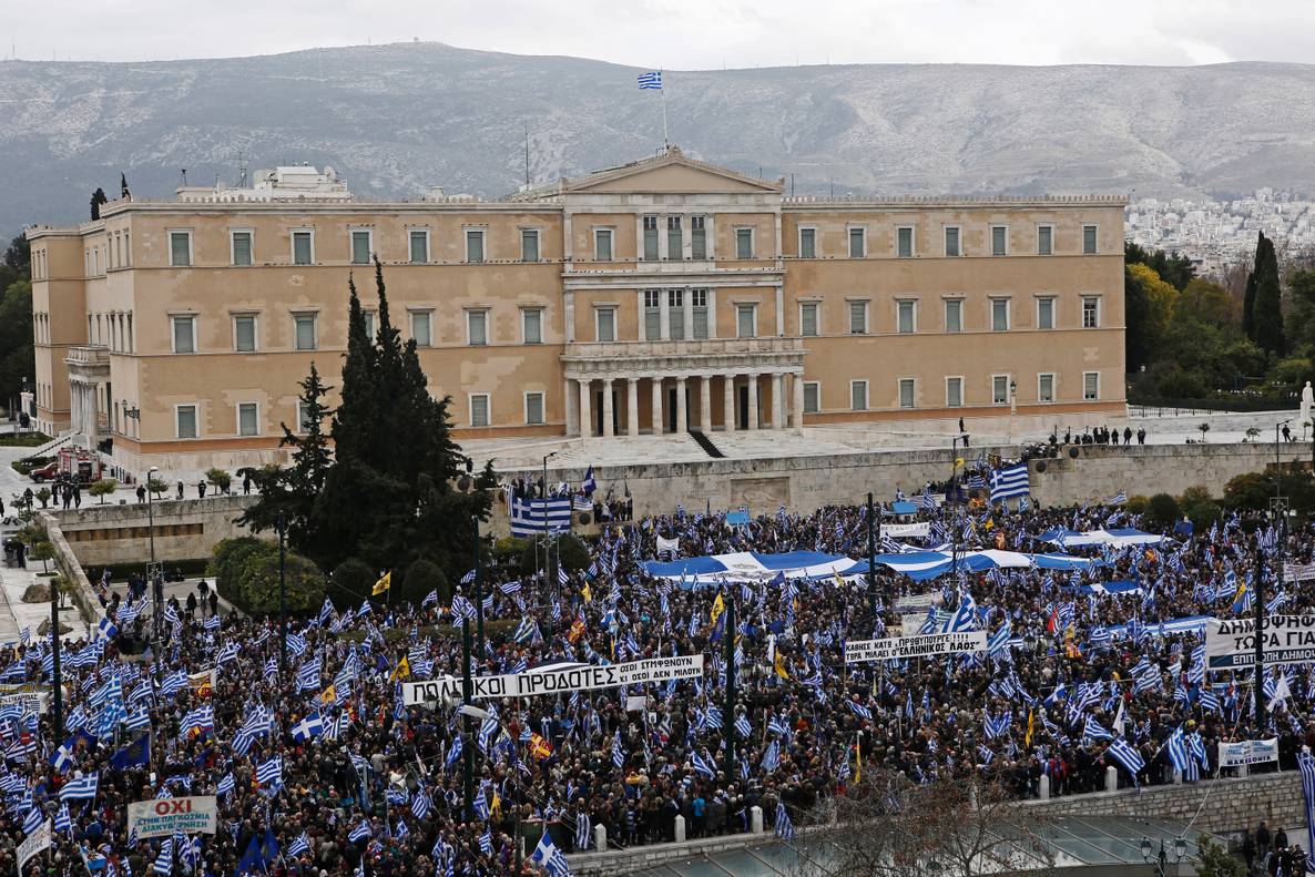 Сутички з поліцію та 30 поранених: в Афінах протестують проти угоди про перейменування Македонії