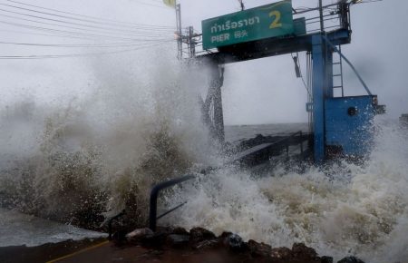 У Таїланді через шторм евакуюють туристичні регіони, щонайменше одна людина загинула