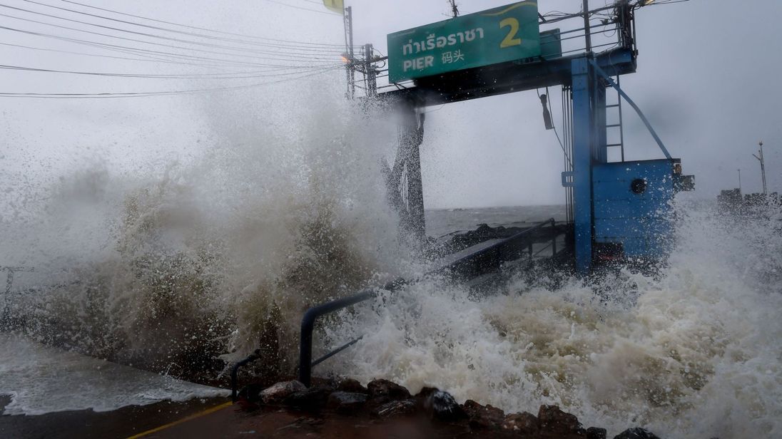 У Таїланді через шторм евакуюють туристичні регіони, щонайменше одна людина загинула