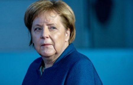 Меркель заявила, що Європа не має права припиняти відносини з Росією