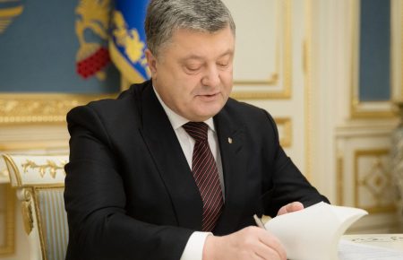 Порошенко підписав закон про заборону російських спостерігачів на виборах