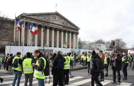 У Парижі протестувальнику «жовтих жилетів» відірвало руку