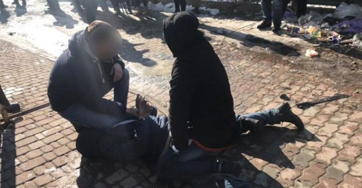 У Калуші чоловік з рушниці обстріляв радіостанцію та поранив ножем поліцейського У Калуші чоловік з рушниці обстріляв радіостанцію та поранив ножем поліцейського