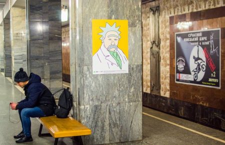У Києві ножем порізали постери із серії з Шевченком у метро