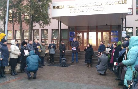 У Києві родичі загиблих героїв Майдану влаштували мітинг під будівлею ВККС