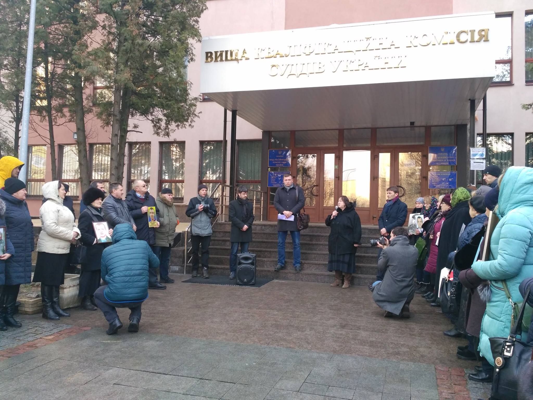 У Києві родичі загиблих героїв Майдану влаштували мітинг під будівлею ВККС