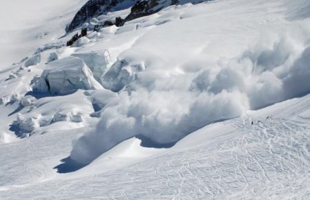Рятувальники попереджають про лавинну небезпеку в Карпатах через снігопади