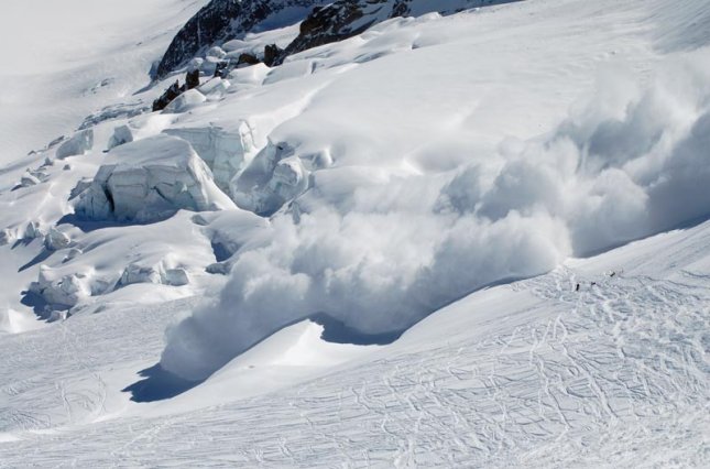 Рятувальники попереджають про лавинну небезпеку в Карпатах через снігопади