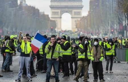 «Жовті жилети» перекрили рух на Єлисейських полях у Парижі