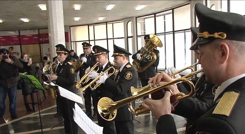 У метро Києва 1 березня оркестр вітатиме пасажирів із весною