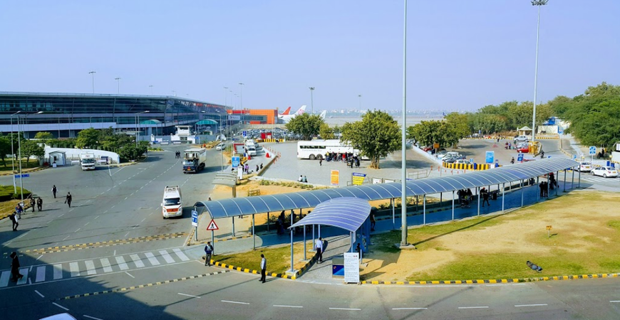 Закриття повітряного простору над Пакистаном: українці застрягли в аеропорту Делі