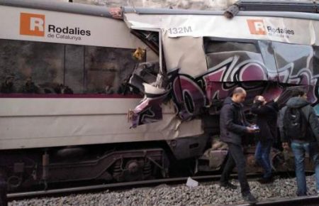 У Каталонії внаслідок зіткнення потягів загинув машиніст, 105 людей травмовано