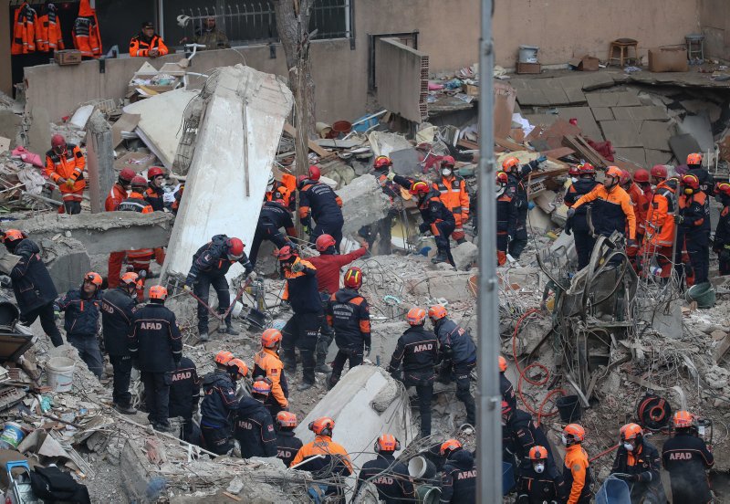 Кількість загиблих після обвалу будинку у Стамбулі зросла до 17