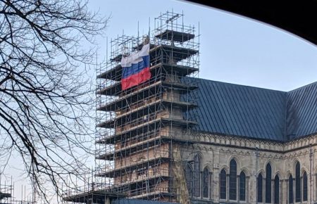 На соборі у Солсбері в Англії невідомі вивісили прапор РФ