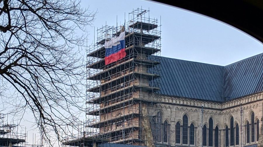 На соборі у Солсбері в Англії невідомі вивісили прапор РФ