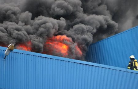 Пожежа на складах на «Лісовій»: є загроза обвалу будівлі
