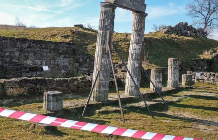 В окупованій Керчі на розкопках античного міста обвалилися колони