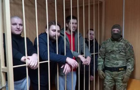 Суд у Москві залишив українських моряків під вартою