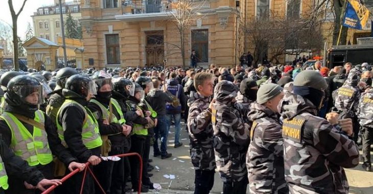Сутички під час акції протесту під Адміністрацією президента: троє правоохоронців дістали поранення Сутички під час акції протесту під Адміністрацією президента: троє правоохоронців дістали поранення