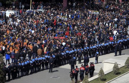 В Албанії прихильники опозиції намагалися взяти штурмом парламент