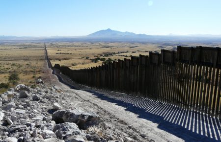 Пентагон дозволив використати мільярд доларів на будівництво стіни з Мексикою