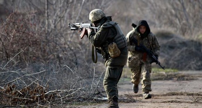 Доба на Донбасі: один військовий загинув, двоє поранені