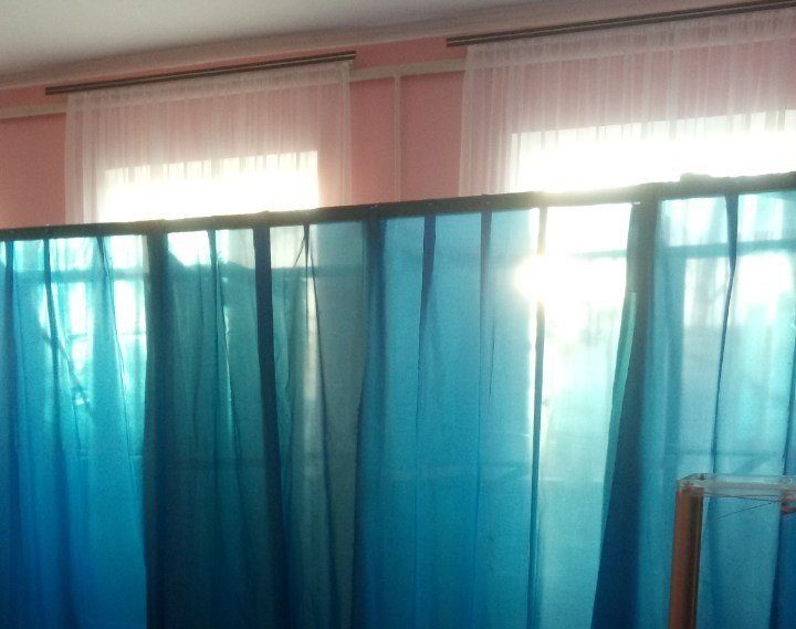 На одній з дільниць Чернігівщини кабінки для голосування розмістили біля вікна
