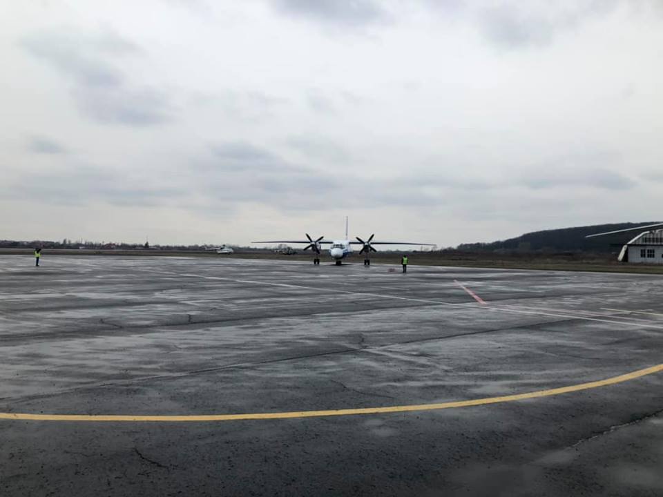 В аеропорті Ужгорода вперше після перерви у понад 2 роки приземлився літак