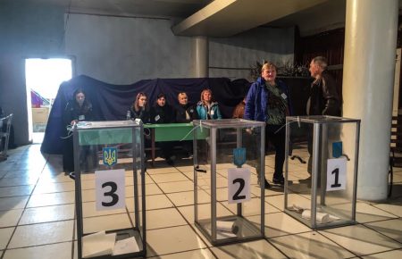 На дільниці у Станиці Луганській прийшли проголосувати виборці з окупованих території