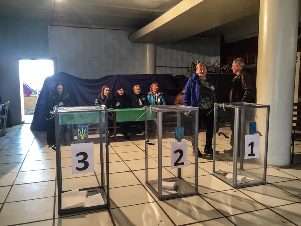 На дільниці у Станиці Луганській прийшли проголосувати виборці з окупованих території