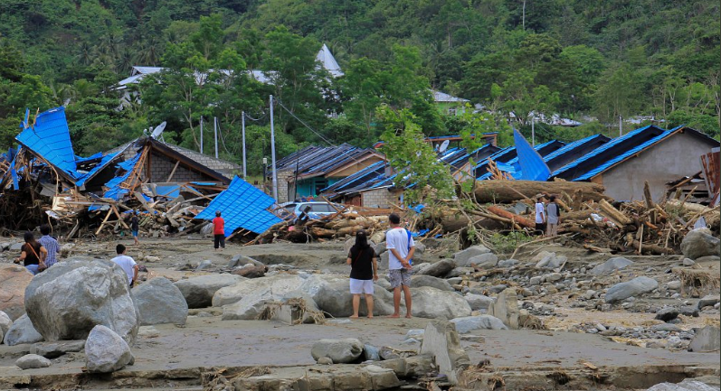 Кількість загиблих через повінь в Індонезії зросла до 73