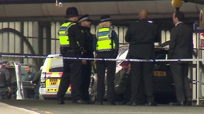 В офісах двох аеропортів та вокзалу Лондона виявили конверти з вибухівкою