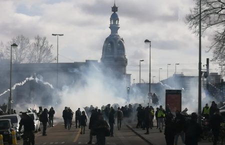 Протести «жовтих жилетів» у Франції тривають: нові зіткнення у Парижі та Нанті
