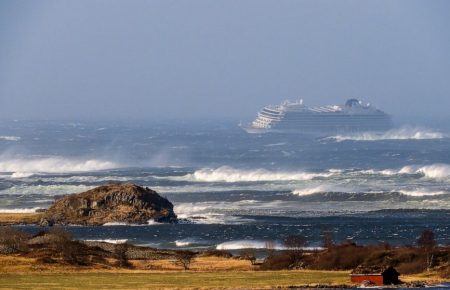 З лайнера, який застряг біля берегів Норвегії, евакуювали понад 300 людей