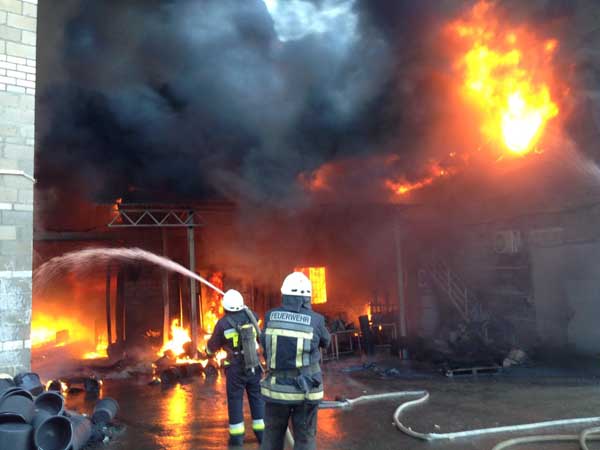 На Дніпропетровщині горить завод з виготовлення пластмаси: вогонь швидко поширюється (відео)