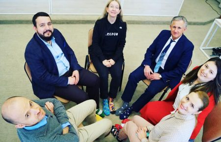 Працівники МОЗу одягли різні шкарпетки на підтримку людей з синдромом Дауна