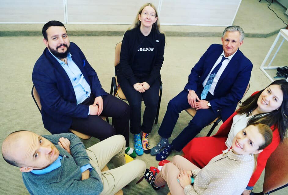 Працівники МОЗу одягли різні шкарпетки на підтримку людей з синдромом Дауна