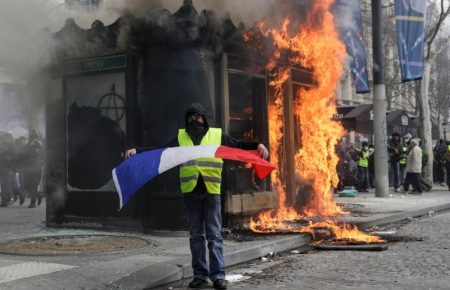 Протести у Франції: пограбовані магазини та понад 200 затриманих