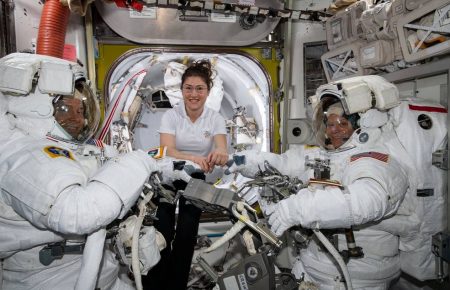У NASA скасували перший в історії вихід у відкритий космос виключно жіночого екіпажа, немає потрібного скафандра