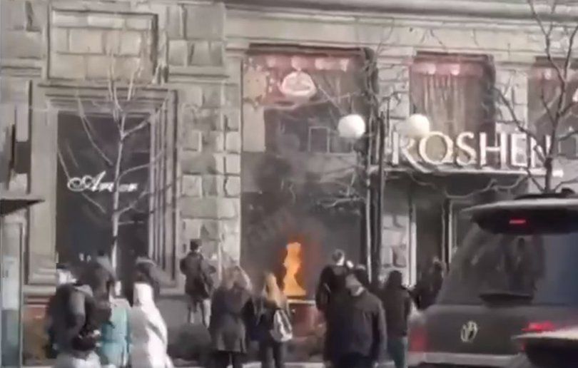 У Києві затримали чоловіка, який жбурнув коктейль Молотова у вітрину магазину ROSHEN — поліція